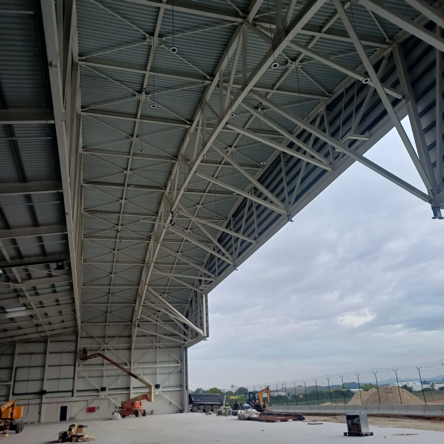Estrutura metálica de grande vão — hangar