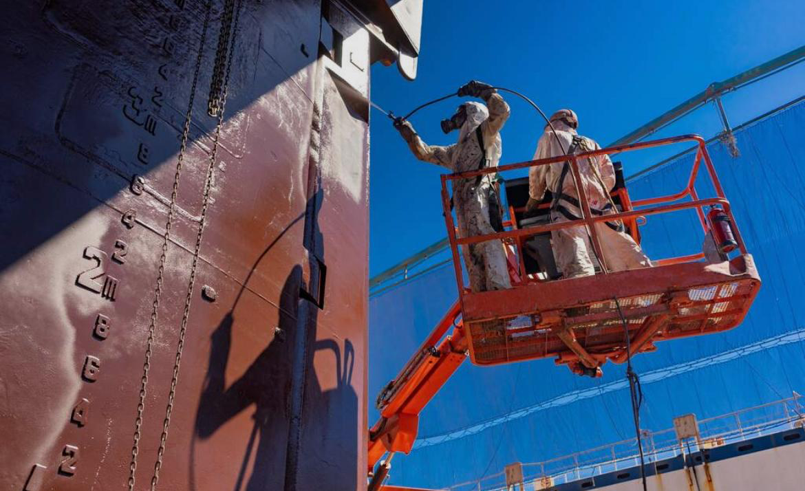 Pintura naval em altura sobre plataforma